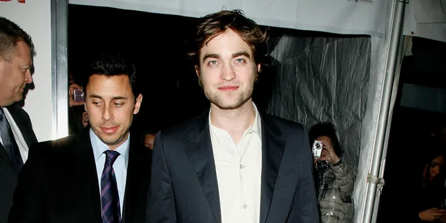 Unik, Robert Pattinson Pakai 'Cermin' di Matanya Unik, Robert Pattinson Pakai 'Cermin' di Matanya