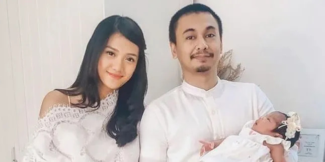 Untuk Pertama Kalinya Raditya Dika & Istri Unggah Foto Wajah Sang Anak Untuk Pertama Kalinya Raditya Dika & Istri Unggah Foto Wajah Sang Anak