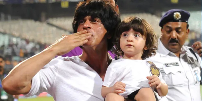 Unyu Abis, Koleksi Sepatu Keren AbRam Khan Ini Bikin SRK 'Panas' Unyu Abis, Koleksi Sepatu Keren AbRam Khan Ini Bikin SRK 'Panas'