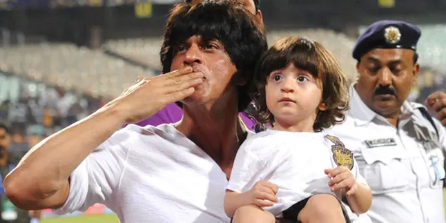 Unyu Banget! AbRam Khan 'Adu' Pose Gigit Jari Dengan SRK