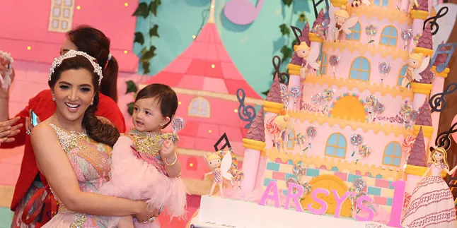 Unyu Banget! Saat Baby Arsy Pasang Jepit di Rambut Ashanty
