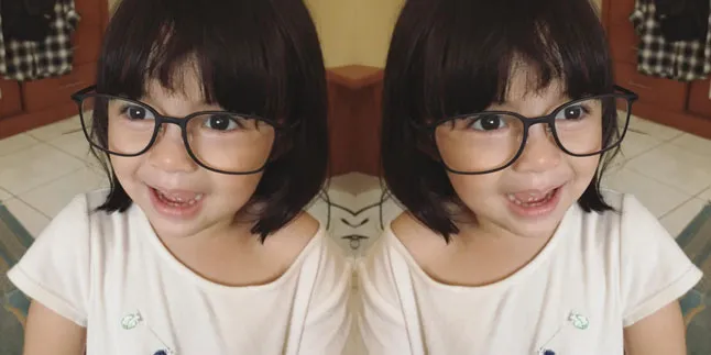 Unyu! Begini Aksi Lucu Sienna Saat Bersih-Bersih Kaca Unyu! Begini Aksi Lucu Sienna Saat Bersih-Bersih Kaca
