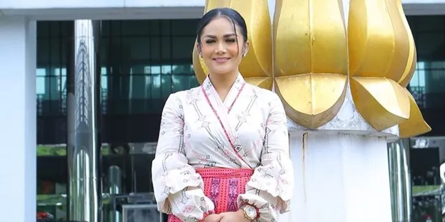 Upacara 17-an Dari Rumah, Krisdayanti Pakai Baju Olahraga Super Ketat Upacara 17-an Dari Rumah, Krisdayanti Pakai Baju Olahraga Super Ketat