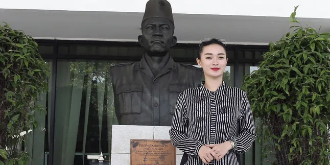 Upacara di Siang Hari, Kenapa Zaskia Gotik Pakai High Heels?