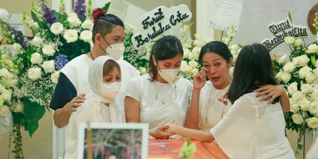 Upacara Tutup Peti Selesai Dilakukan, Dee Lestari Antarkan Jenazah Sang Suami Ke Ruang Krematorium Untuk Dikremasi