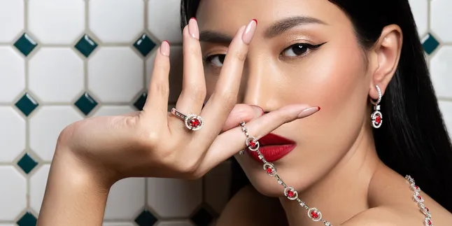 Upgrade Gaya Elegan ala Selebriti Saat Imlek dan Valentine, Perhiasan Berlian Terbaru Ini Wajib Dikoleksi
