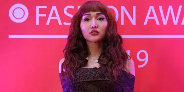 Teriak-Teriak Dapat Jam Tangan Mewah dari Suami, Lucinta Luna: Rejeki Wanita Sholehah Teriak-Teriak Dapat Jam Tangan Mewah dari Suami, Lucinta Luna: Rejeki Wanita Sholehah