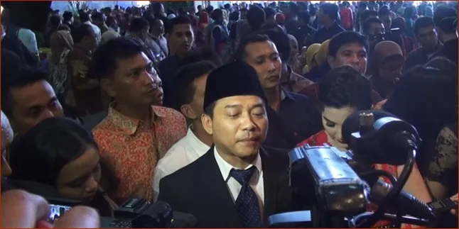 Ups, Anang Hermansyah Ketahuan Merokok di Ruang Sidang DPR