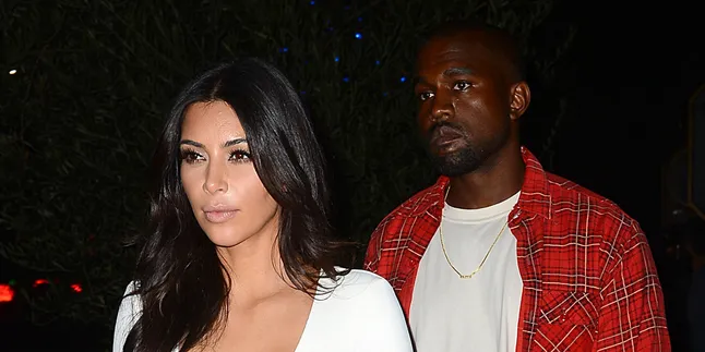 Ups! Baju Kim Kardashian 'Berlubang' Parah di Belakang