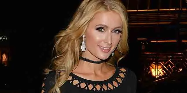 Ups! Baju Paris Hilton Menerawang dan Tampakkan Aset Pribadinya