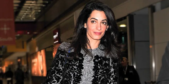 Ups! Baju Terlalu Terbuka, Bra Amal Clooney Tertangkap Kamera Ups! Baju Terlalu Terbuka, Bra Amal Clooney Tertangkap Kamera