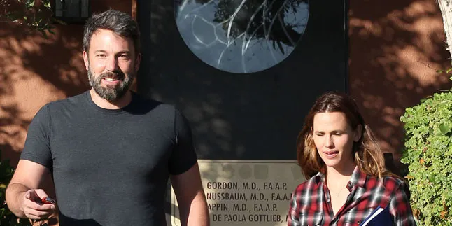 Ups! Ben Affleck dan Jennifer Garner Ketahuan Makan Malam Bareng Ups! Ben Affleck dan Jennifer Garner Ketahuan Makan Malam Bareng