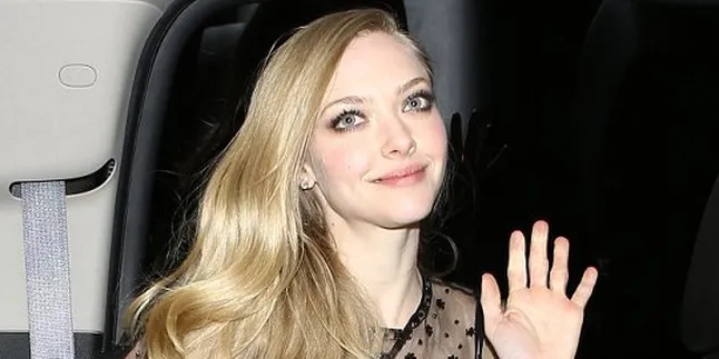 Ups! Celana Dalam Amanda Seyfried Kelihatan di Depan Umum
