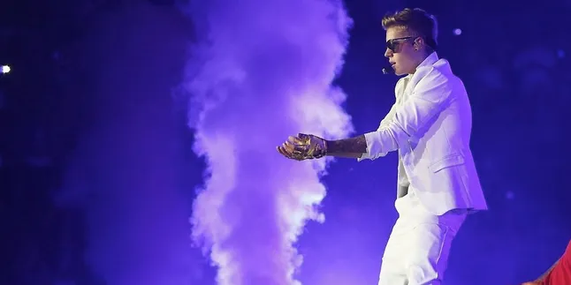 Ups, Celana Justin Bieber Melorot di Atas Panggung