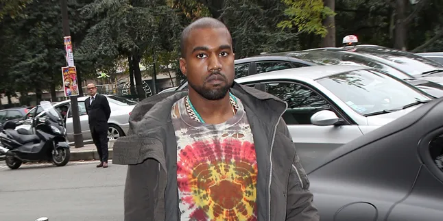 Ups, Celana Kanye West Robek di Atas Panggung!