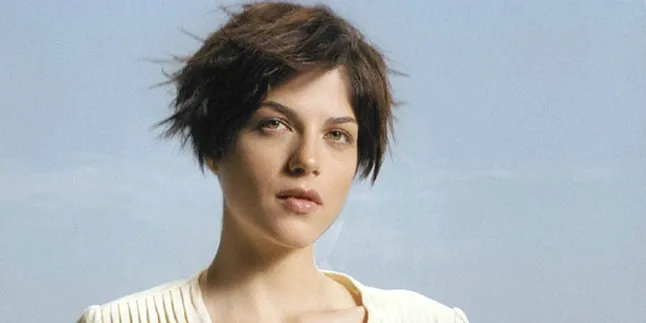 Ups! Dada Selma Blair Diremas di Depan Umum