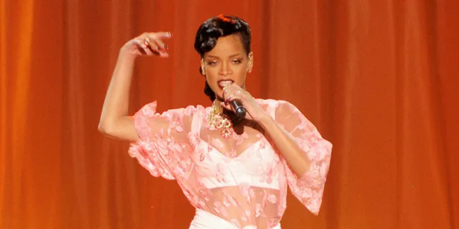 Ups, Dandanan Rihanna Mirip Dengan Mantan Chris Brown! Ups, Dandanan Rihanna Mirip Dengan Mantan Chris Brown!