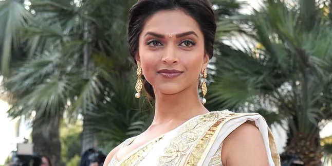 Ups, Deepika Padukone 'Pamer' Barang Pribadi