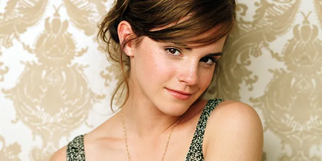 Ups.. Gaun Emma Watson Tersingkap!