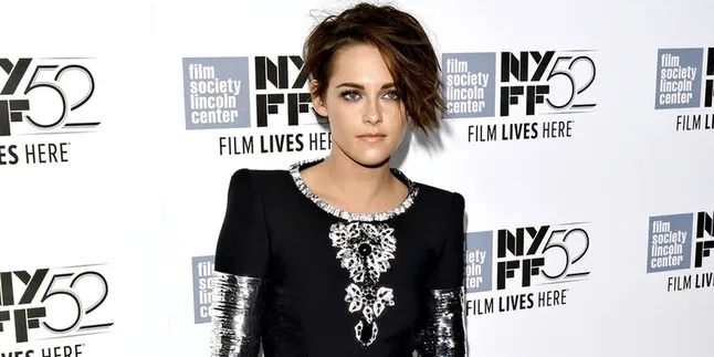 Ups! Gaun Kristen Stewart Melorot di Atas Panggung Ups! Gaun Kristen Stewart Melorot di Atas Panggung
