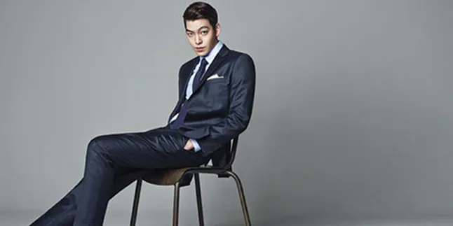 Ups, Kim Woo  Bin Dijuluki Dewa Tampan Berkaki Panjang?