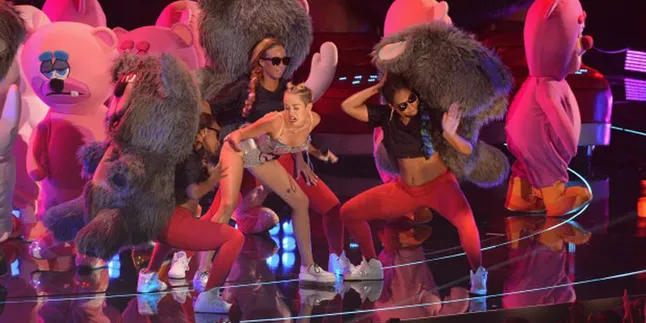 Ups! Miley Cyrus 'Twerking' di Berbagai Lukisan Terkenal