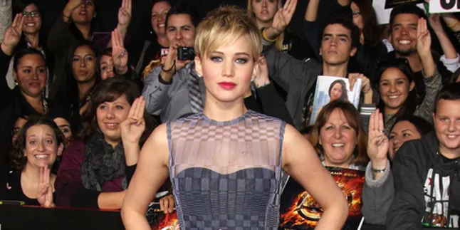 Ups, Permen Jennifer Lawrence Jatuh Saat Preskon