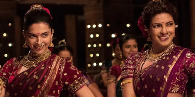 Ups! Priyanka Chopra dan Deepika Padukone Pakai Baju Kembar Ups! Priyanka Chopra dan Deepika Padukone Pakai Baju Kembar