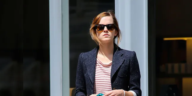 Ups! Rok Emma Watson Tersingkap di Depan Umum