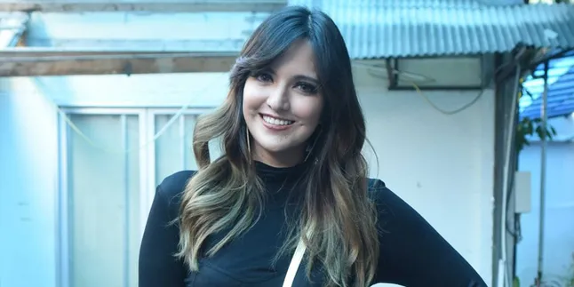 Ups! Salah Momen, Nia Ramadhani Jadi Nampak Hanya Punya Satu Kaki