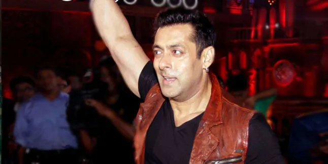 Ups, Salman Khan Pede Jalan-Jalan Pakai Celana Gemes Merah Cetar