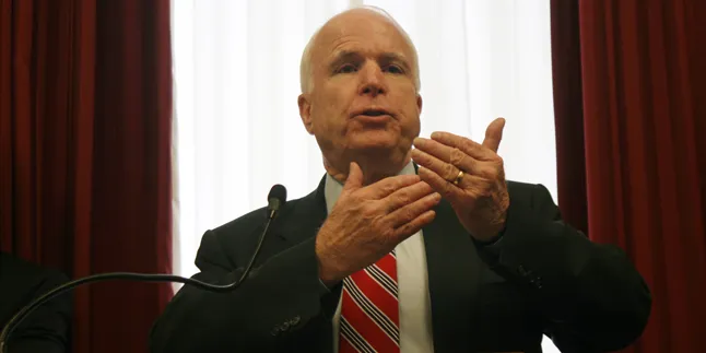 Ups, Senator AS John McCain Ketahuan Main Poker Saat Sidang!