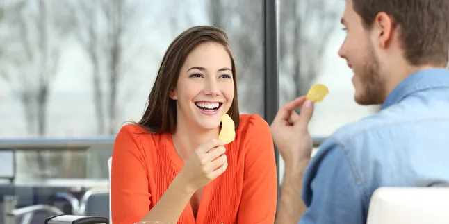 Urusan Makan, Cewek dan Cowok Ternyata Banyak Memiliki Kesamaan Lho!