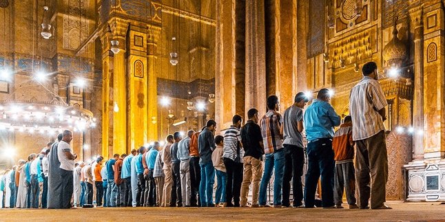 Urutan Bacaan Sholat Wajib Lengkap dengan Tata Cara Beserta Artinya