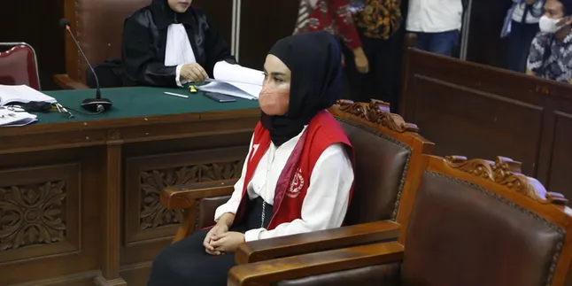 Usai Bacakan Pledoi, Medina Zein Jatuh Pingsan