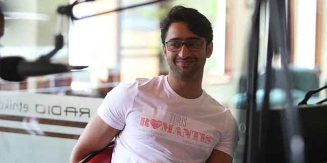 Usai Belanja Berbaju Pink, Shaheer Asyik Nyetir Mobil Sambil... Usai Belanja Berbaju Pink, Shaheer Asyik Nyetir Mobil Sambil...