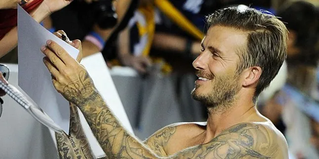 Usai Bertanding, David Beckham Dipeluk Fans Wanita