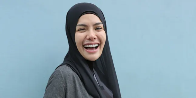 Usai Dituduh Curi Kartu Kredit Dipo Latief, Nikita Mirzani Pamer Uang Cash Segebog Usai Dituduh Curi Kartu Kredit Dipo Latief, Nikita Mirzani Pamer Uang Cash Segebog
