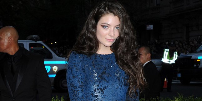 Usai Jadi Ibu Baptis, Lorde Kembali Garap Album Barunya