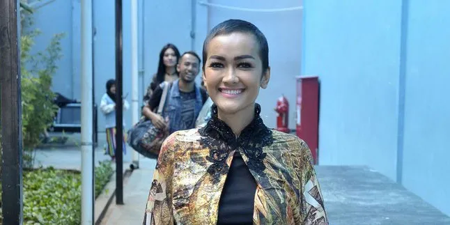 Usai Jalani Operasi Saraf Tulang Belakang, Ini Yang Diminta Jupe