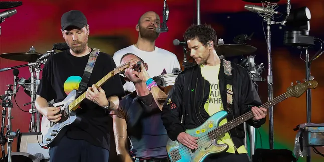 Usai Konser Perdana di Jakarta, Coldplay Sumbang Perahu Pembersih Sampah ke Sungai Cisadane Usai Konser Perdana di Jakarta, Coldplay Sumbang Perahu Pembersih Sampah ke Sungai Cisadane