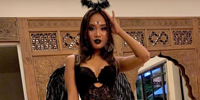 After Removing the Hijab, Daughter of Ustaz Derry Sulaiman Creates a Stir by Wearing Hot Lingerie at Halloween Party