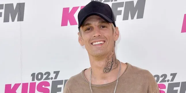 Usai Mengaku Biseksual, Aaron Carter Nangis di Klub Gay