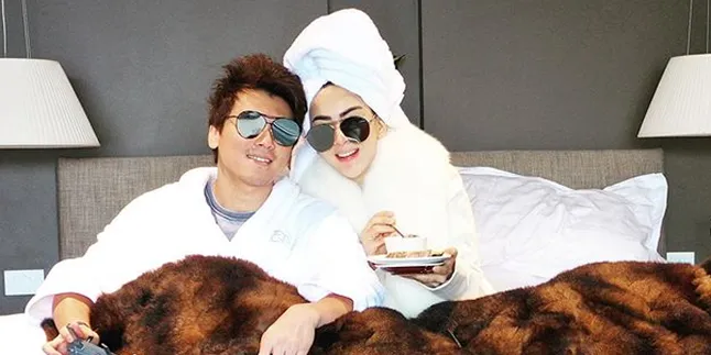 Usai Pose di Ranjang, Syahrini dan Reino Barack Mesra Pakai Handuk di Balkon