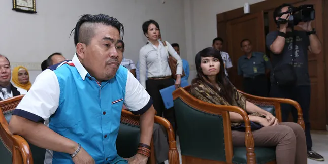 Usai Sidang Mediasi, Bopak Castello Cium Kening Istri
