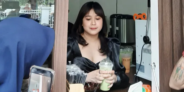 Usai Sukses Jadi Penyanyi, Brisia Jodie 'Alih Profesi' Jualan Es Teh