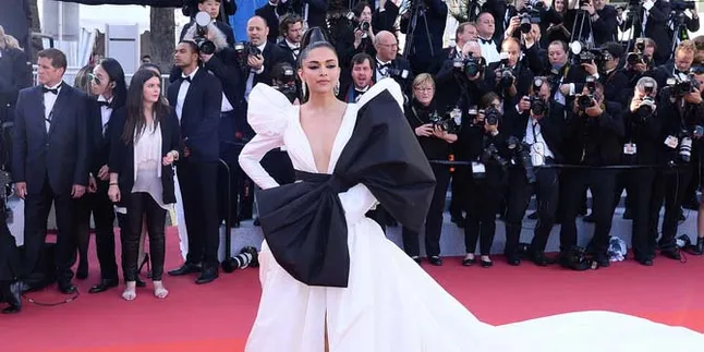 Usai Tampil di Red Carpet Cannes 2019, Deepika Padukone Kena Omel Ibunda