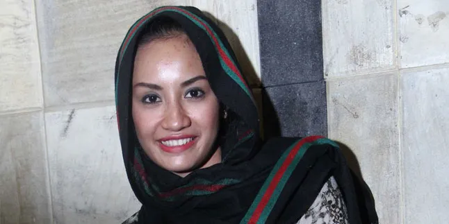 Usai Umroh, Shinta Bachir Tolak Peran Buka-Bukaan
