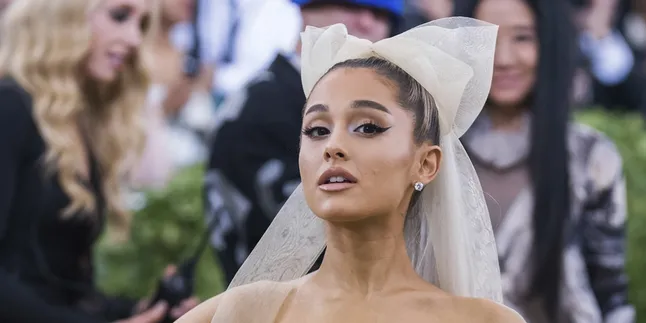 Usai Umumkan Pertunangan, Ariana Grande Makin Mesra & Nakal Dengan Pete Davidson