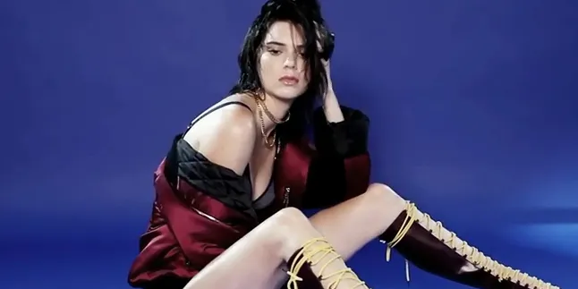 Usai VSFS 2016 Paris, Kendall Jenner Pose Sensual di LOVE Advent